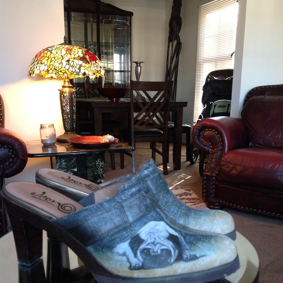 vintage icon wearable art distressed denim pug dog clogs size 8.5 - Picture 1 of 5